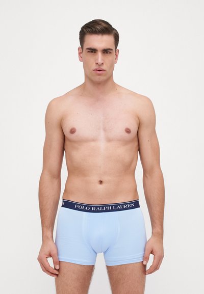 Világoskék boxeralsó sötétkék rugalmas derékkal, amelyen a "POLO RALPH LAUREN" felirat található. Simább, testhezálló kialakítás minimális varrásokkal.