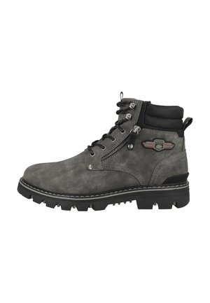 Botas de tobillo grises hechas de ante texturizado, con un frente de cordones, cremallera lateral, acentos en negro y una suela robusta para mayor tracción.