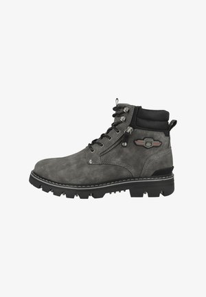 Grijze enkelboots van gestructureerd suede, met een vetersluiting aan de voorkant, een zijrits, zwarte accenten en een robuuste zool voor grip.