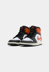 High-Top-Sneaker in einem Schwarz-, Weiß- und Orangeton. Glattes Leder-Finish, perforierte Zehenpartie, schwarze Schnürsenkel und Gummisohle.