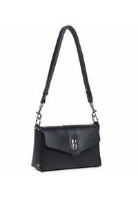 Borsa a tracolla in pelle blu navy con texture, chiusura a patta, accessori in argento e tracolla rimovibile. Presenta quattro borchie sulla base.