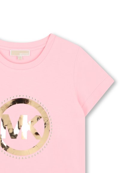 Chemise rose à manches courtes avec encolure ronde, ornée d'un logo central "MK" métallique doré entouré de petits clous dorés.