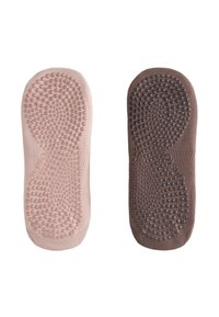 Kaksi paria teksturoituja liukumattomia sukkia; toinen on vaaleanpunainen ja toinen tummanruskea, molemmissa on pistekuviolliset otteet pohjissa.