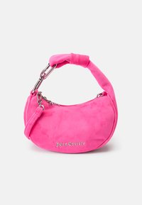 Rozā zamša somiņa ar izliekta forma, īsu ieklātu rokturi, sudraba furnitūru un "Juicy Couture" logo skriptu priekšpusē.