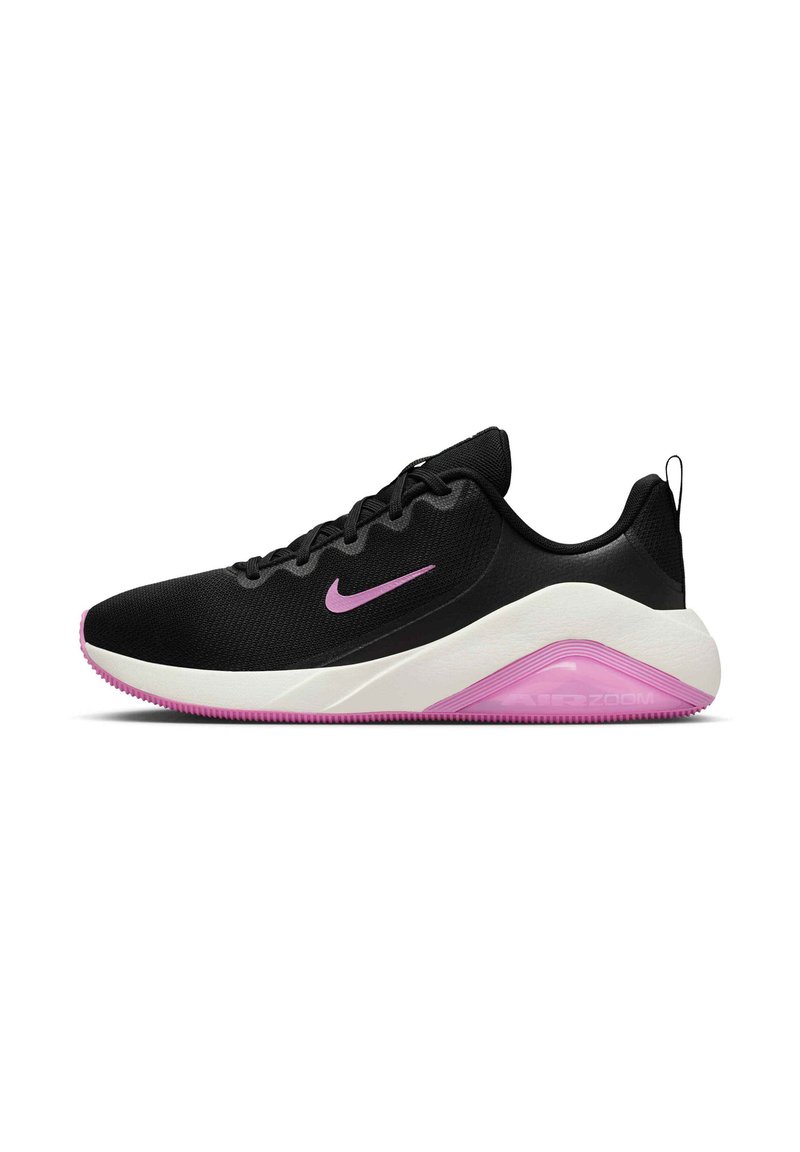 Chaussure de sport noire avec dessus texturé, accents roses, logo Nike, semelle coussinée et design unique du talon, présentant un contraste de couleurs blanc et rose.