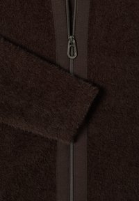 Hnědý svetr na zip s měkkou, chlupatou strukturou, s uzávěrem na zip a odpovídající žebrovanou látkou podél zipu a rukávů.