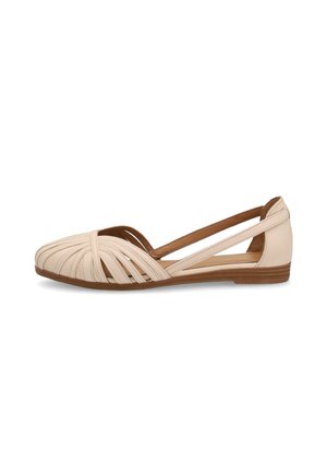 Sandalia plana beige de mujer con diseño cerrado y tejido en la puntera y tira trasera, con tacón bajo de madera y acabado liso.