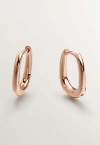 Pendientes de aro en oro rosa con un diseño suave y redondeado; acabado pulido; cuentan con un cierre de bisagra seguro; estilo minimalista.