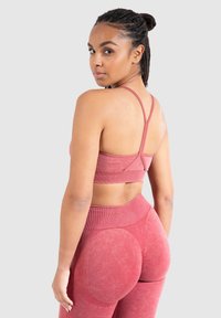 Fitted, twee-delige activewear in een stof in stoffige rozenkleur. De sportbh heeft een scoopback en verstelbare banden; de leggings hebben textuuraccenten en een hoge taille.