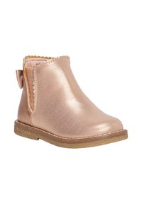 Botines metálicos de color oro rosado para niña, con adornos de puntas onduladas, paneles laterales elásticos, lazo en el talón y suela de goma texturizada.