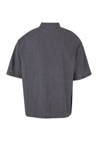 Camicia a maniche corte in tessuto grigio scuro, con colletto, vestibilità morbida e spacchi laterali per il comfort. Tessuto liscio con variazioni sottili.