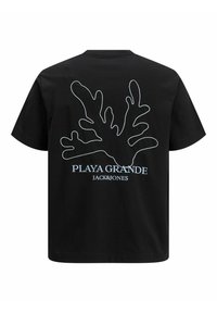 Juodas medvilninis marškinėliai su baltu koralų dizaino grafiku. Po juo parašyta "PLAYA GRANDE" ir "JACK&JONES."