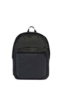 Mochila negra hecha de tela texturizada, con un gran bolsillo frontal con cremallera y un detalle en negro mate, de forma redondeada y con asa superior.