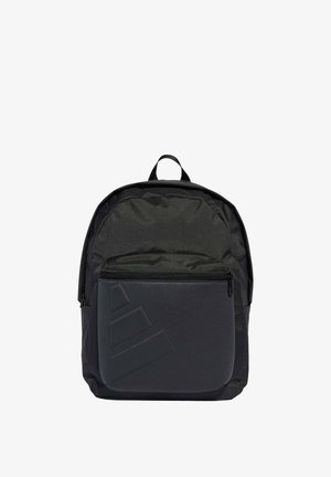 Svart ryggsäck av texturerat tyg med en stor framficka med dragkedja och matt svart detalj, rundad form och ett övre handtag.