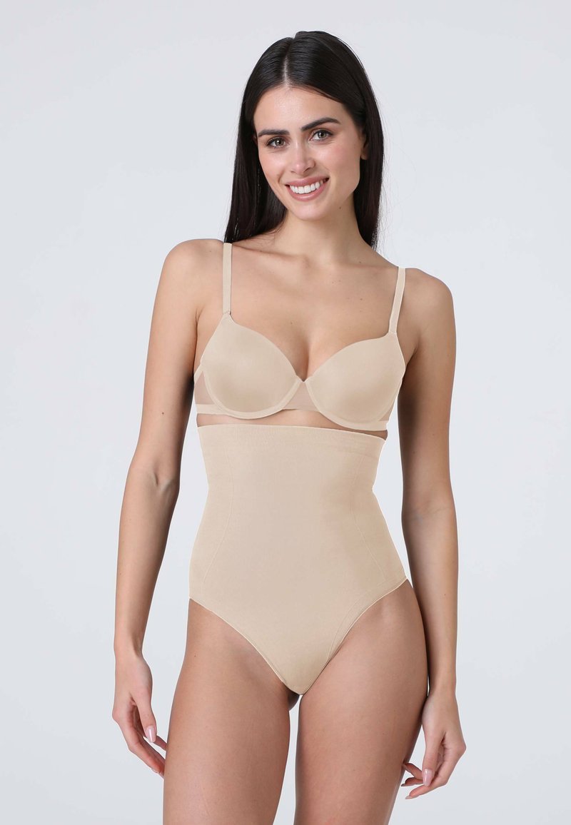 Body shaping beige con una texture liscia e elastica, dotato di coppe moldate, spalline regolabili e vita alta per una compressione ottimale.