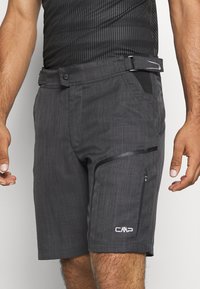Pantalones cortos grises hechos de un tejido texturizado, con un bolsillo con cremallera en el lateral, un cinturón y un logotipo blanco de CMP en la parte inferior de la pierna.