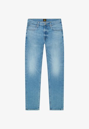 Jasnoniebieskie slim-fit dżinsy z klasycznym pięciozakładowym designem i metką marki Lee na pasku, ułożone na białym tle.