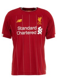 Röd kortärmad fotbollströja i lätt material, med vita vertikala ränder, rund halsringning och logotyper i gult och vitt.