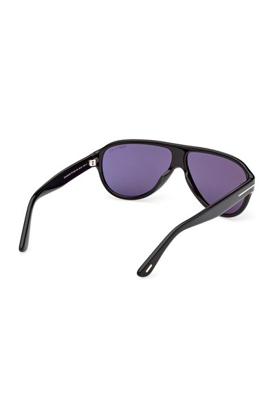 Lunettes de soleil à monture noire avec des verres teintés violets, branches pliées et un design aviateur légèrement incurvé sur fond blanc.