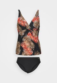Schwarzer Badeanzug mit einem V-Ausschnitt und ärmellosem Top, das ein mehrfarbiges Blattmuster in Rot und Gold aufweist, kombiniert mit einfarbigen schwarzen Bikiniunterteilen.