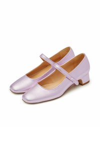 Lavendelmetalliska Mary Jane-skor med låg klack, fyrkantig tå och sidrem. Slät textur och minimalistisk design.