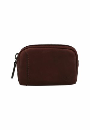 Pochette en cuir marron avec une fermeture zippée, de forme rectangulaire, couture visible et logo en relief sur le côté, texture lisse.