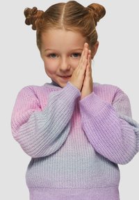 Strickpullover mit einem Farbverlauf von Flieder- und Lavendeltönen, locker geschnitten, mit gerippten Bündchen und einer weichen, strukturierten Oberfläche.