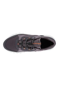 Scarpa sportiva con tomaia in tessuto grigio scuro e dettagli arancioni, collo imbottito, lacci elastici e suola in gomma bianca.