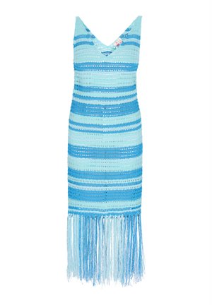 Mėlynai dryžuota vasarinė suknelė su V formos iškirpte, pagaminta iš lengvo mezginio, turinti plunksnuotą apačią ir skirtingas mėlynos spalvos atspalvius.