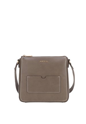 Sac bandoulière taupe avec poche avant, fermeture éclair dorée, détail de couture, sangle ajustable et logo "JOOP!JEANS" sur une surface en cuir lisse.