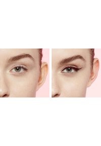 À gauche : sourcil naturel, sans maquillage. À droite : sourcil défini avec un eyeliner brun foncé, teint clair, fond neutre.