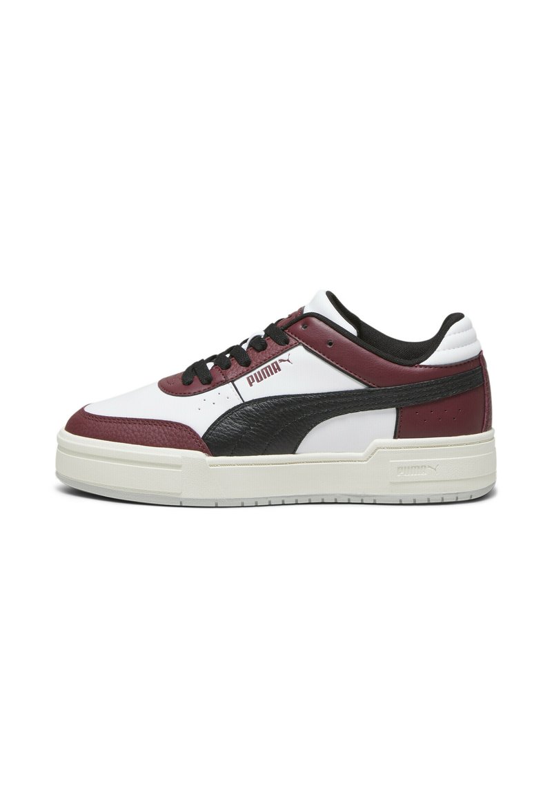Puma tornacipő fehér bőr felsőrésszel, bordó díszítésekkel és fekete részletekkel. Párnázott nyakpánttal és vastag, texturált talppal rendelkezik.