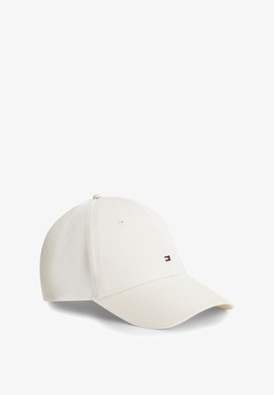Gebroken witte baseballpet met een gebogen klep en een klein rood-wit-blauw logo op het voorpaneel.