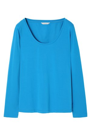 Camiseta de manga larga en azul brillante, hecha de una tela suave, con un escote redondeado y un corte holgado. Presenta dobladillos y puños cosidos.