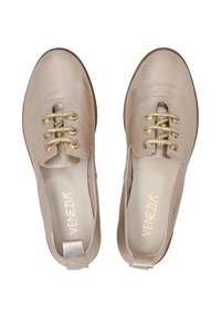 Metalické zlaté kožené boty s šněrovacím designem, obsahující zlaté tkaničky a texturovaný svršek. Plná podrážka s mírným orámováním.