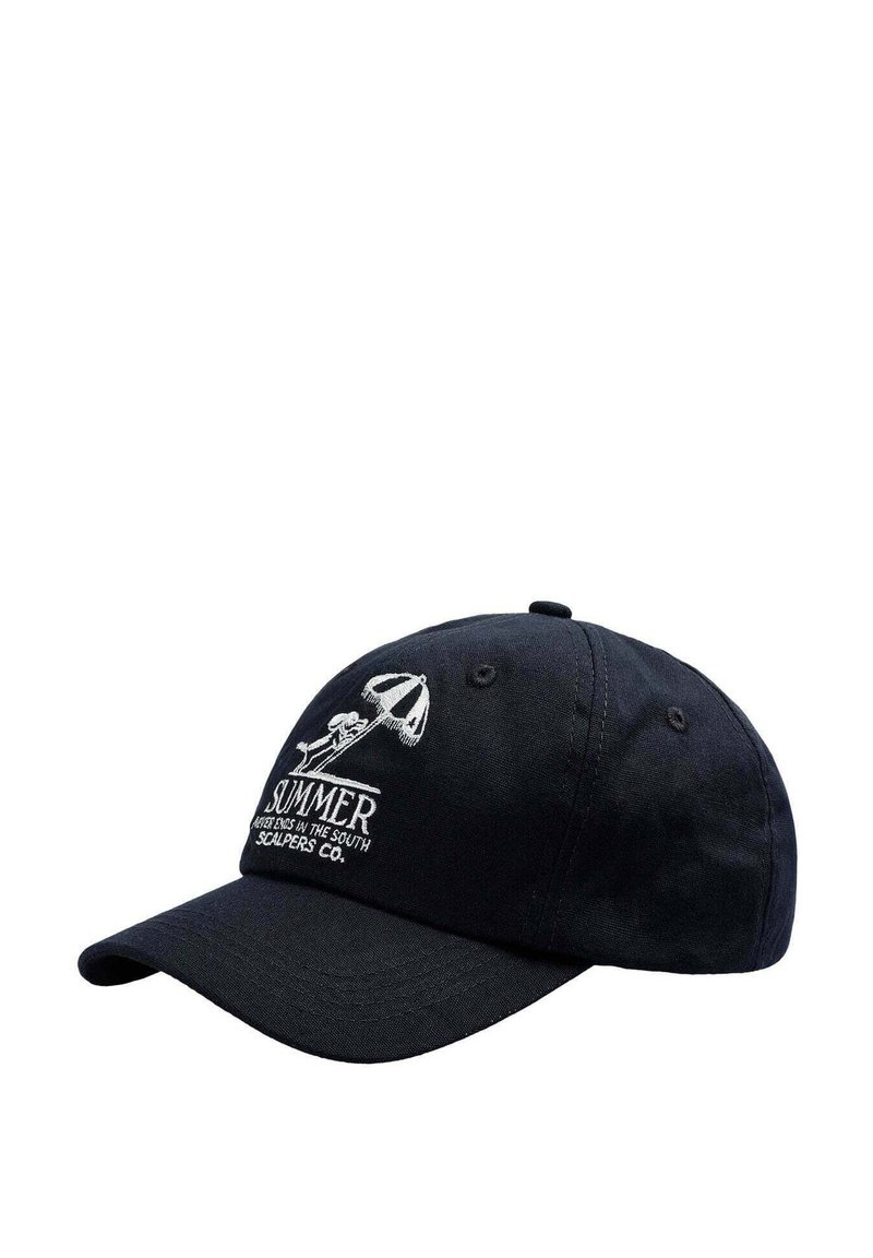 Gorra de béisbol de algodón negra con visera curvada y diseño bordado que presenta un esqueleto bajo un paraguas con texto.