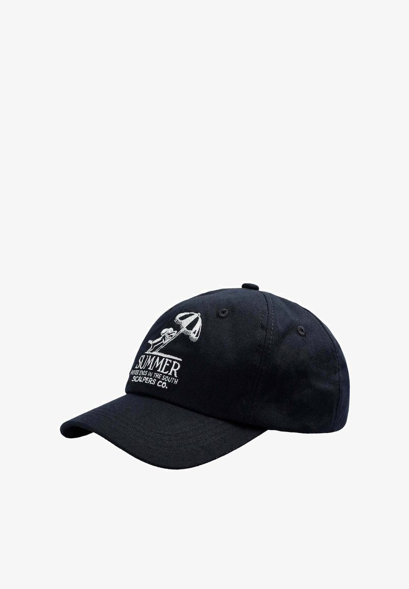 Schwarze Baumwoll-Baseballmütze mit gebogenem Schirm und gesticktem Design, das ein Skelett unter einem Regenschirm mit Text zeigt.