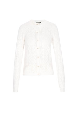 Hvid strikket cardigan med kabelmønster, der har lange ærmer, rund halsudskæring og perleknapper foran.