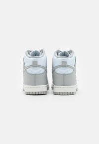 Vysoké tenisky s modro-šedou barevnou kombinací. Vyrobeny z kůže a syntetických materiálů. Bílá gumová podrážka s texturovaným vzorem.