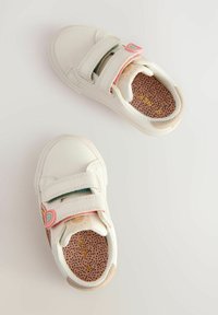 Białe skórzane sneakersy z dwoma rzepami, wzorzystymi wkładkami i tęczowym akcentem na pasku. Okrągły nos i teksturowana podeszwa.