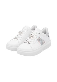 Sneakers bianchi in pelle liscia con un ornamento a forma di libellula argentata lucida, caratterizzati da un lato colorato e luccicante e una suola bianca spessa.