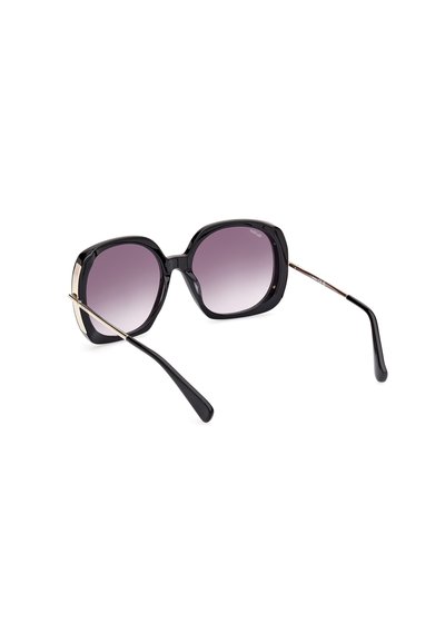 Occhiali da sole neri oversize con lenti viola sfumate. Montatura geometrica audace e eleganti dettagli in metallo sulle tempie. Leggeri, con una finitura lucida.