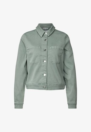 Giacca di denim verde con bottoni, due tasche sul petto, colletto classico e una vestibilità accorciata con una superficie liscia.