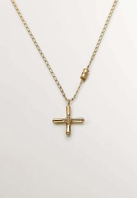 Collar en tono dorado con un colgante en forma de cruz con extremos redondeados y un diseño central geométrico, suspendido en una cadena eslabonada.
