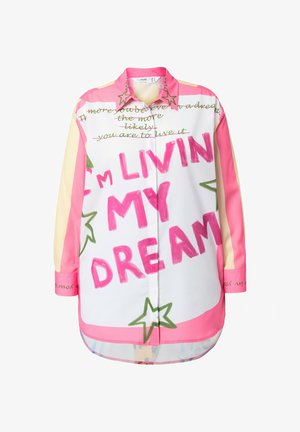 Camisa abotonada con una base blanca, texto grande en rosa, acentos verdes y mangas multicolor. Presenta gráficos de estrellas juguetonas y texto en cursiva.