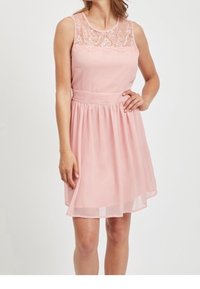 Růžové bezramínkové šaty s krajkovou kosticí, přiléhavým pasem a rozšířenou sukní. Lehce tkanina s hladkým povrchem a délkou ke kolenům.