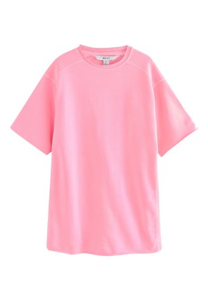 Lyserød oversized kortærmet T-shirt med rund hals, synlige syninger og et lille størrelsesmærke inde i kraven.