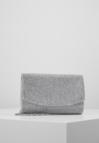 Pochette argentée en maille métallique, dotée d'un fermoir à rabat et d'une bandoulière chaîne. Texture lisse avec une surface scintillante et un design élégant.