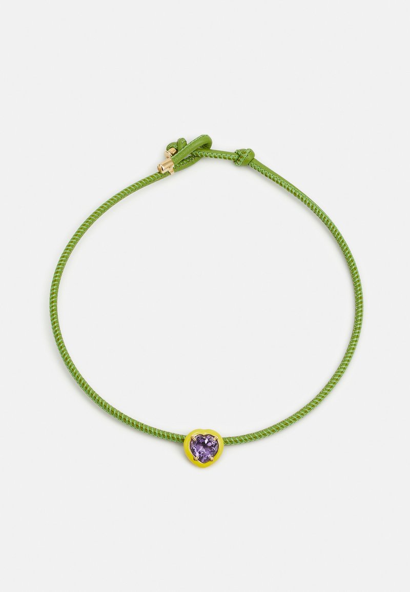 Zeleni kabelno ogrlico z gladko teksturo, ki ima srčasto oblikovan vijoličen kamen z zlatim poudarkom. Prilagodljiv sponka.