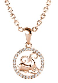 Roze gouden ketting met een ronde hanger met een geitontwerp, omringd door heldere kristallen, aan een schakelketting.